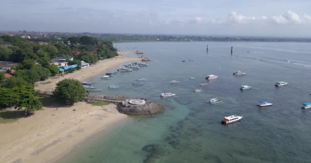 Аерофотозйомка човнів, причалених на морі в сонячний день — стокове відео