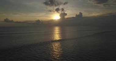 Gün batımında dalganın hava görüntüsü