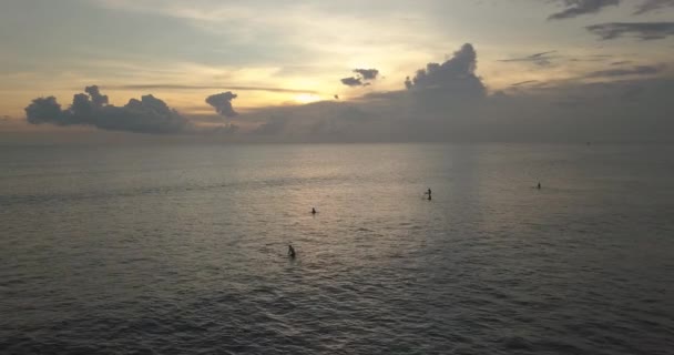 Widok z lotu ptaka na ocean o zachodzie słońca — Wideo stockowe