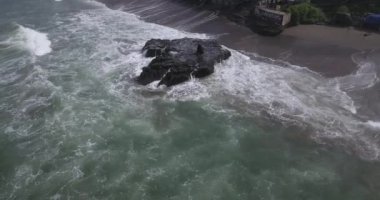  Batu Bolong plajının havadan görünüşü
