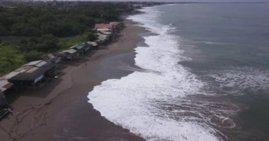  Batu Bolong plajının havadan görünüşü