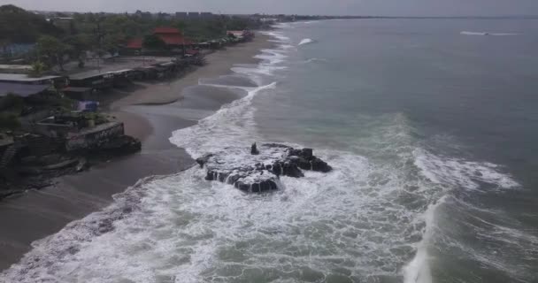 Luchtfoto van Batu Bolong strand — Stockvideo