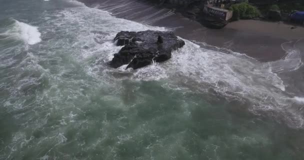 Flygfoto över Batu Bolong stranden — Stockvideo