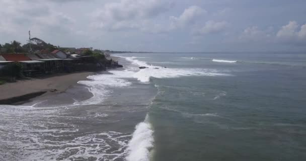 Vista aérea de la playa de Batu Bolong — Vídeos de Stock