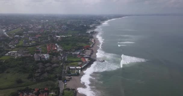 Vue aérienne de la plage de Batu Bolong — Video