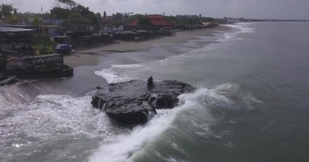 Vista aérea de la playa de Batu Bolong — Vídeos de Stock