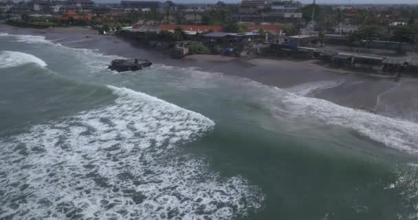 Luchtfoto van Batu Bolong strand — Stockvideo