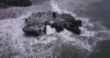  Batu Bolong plajının havadan görünüşü