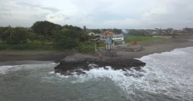  Pererenan Sahili 'ndeki Gajah Mina heykeli.