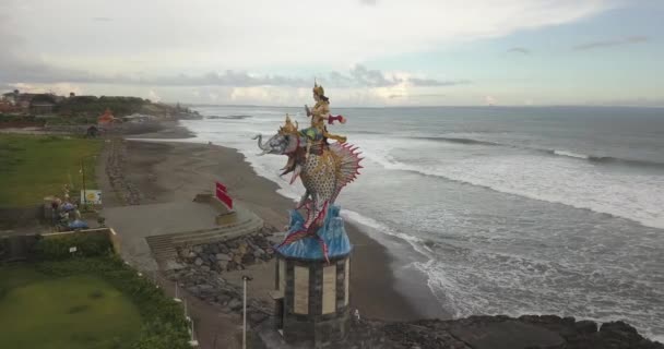 Standbeeld van Gajah Mina op Pererenan Beach — Stockvideo