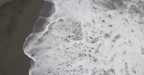 Вид з повітря на серфер на Перереанському пляжі. — стокове відео