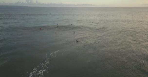 Vue aérienne du surfeur sur la plage de Perereenan 