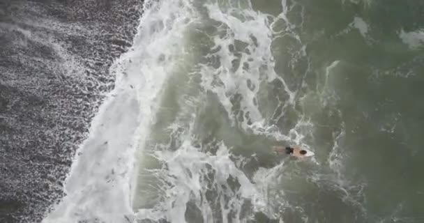 Perereenan plajındaki sörfçünün hava görüntüsü. — Stok video
