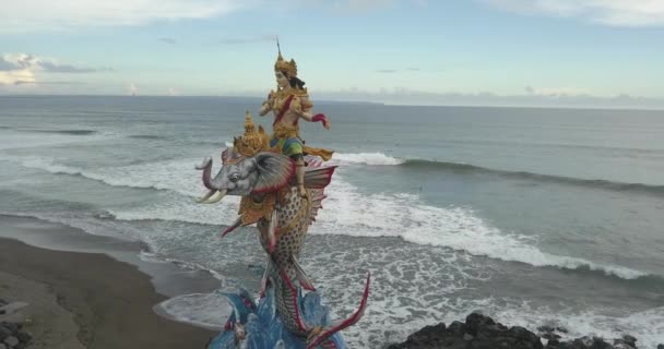 Statua di Gajah Mina sulla spiaggia di Pererenan — Video Stock