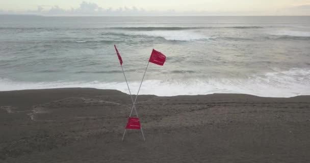 Flygfoto av säkerhetsflaggor på stranden — Stockvideo