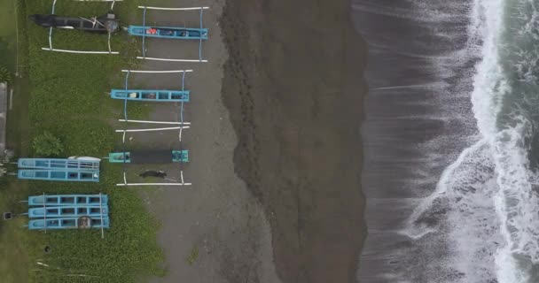 Flygfoto av båtar vid Pererenan Beach — Stockvideo