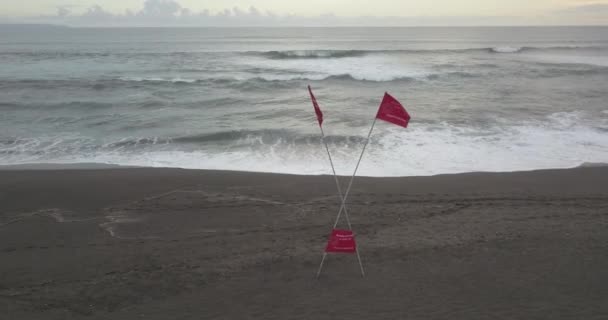 Letecký pohled na bezpečnostní vlajky na pláži — Stock video