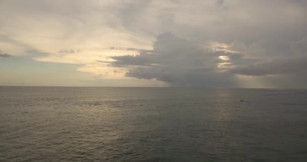Vista aérea da onda na hora do pôr do sol — Vídeo de Stock