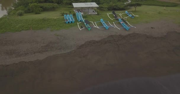 Luftaufnahme von Booten am Strand von Pererenan — Stockvideo