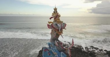  Pererenan Sahili 'ndeki Gajah Mina heykeli.