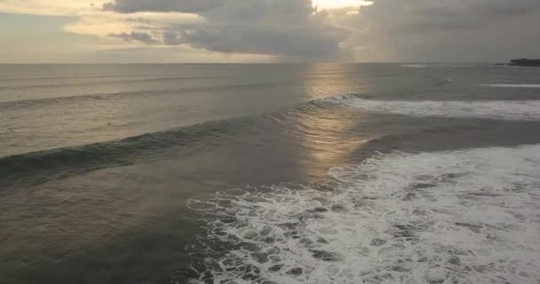 Vista aérea da onda na hora do pôr do sol — Vídeo de Stock