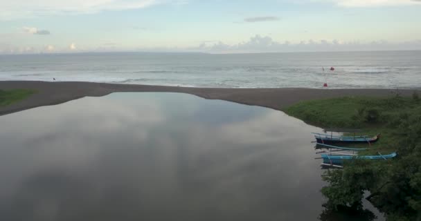 Vista aérea de barcos na praia de Pererenan — Vídeo de Stock