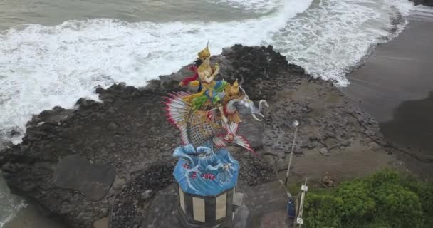 Staty av Gajah Mina på Pererenan Beach — Stockvideo