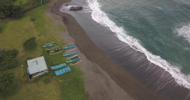 Luchtfoto van boten op Pererenan Beach — Stockvideo