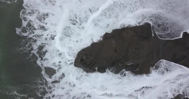 Veduta aerea della roccia in un oceano — Video Stock