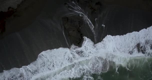 Flygfoto av sten i ett hav — Stockvideo
