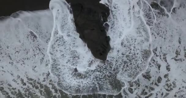 Aerial view of rock in an ocean — Stock Video