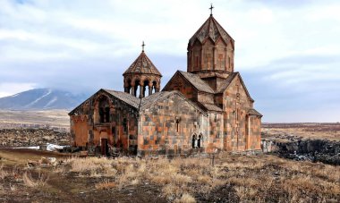 Ermenistan 'ın Ayrarat bölgesindeki Hovhannavank manastırı, Ortaçağ Ermeni manastırı