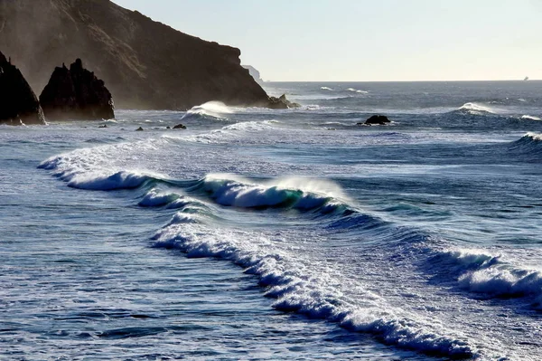 Grandes olas en la playa de Amado, Algarve, Portugal —  Fotos de Stock