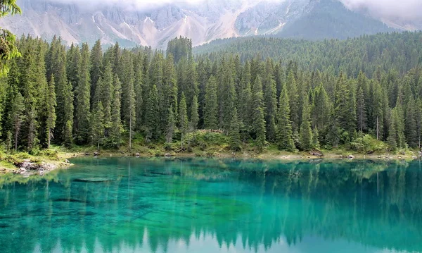 Carezza meer, Dolomieten, Zuid-Tirol, Italië — Stockfoto