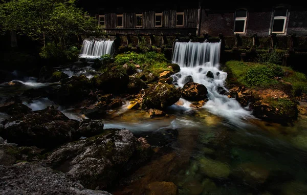 Wasserfall Der Nähe Eines Alten Gebäudes Wald Der Österreichischen Alpen — kostenloses Stockfoto