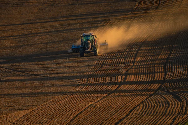 Tractor Trabajando Campo Agrícola Kublov Okres Beroun República Checa — Foto de stock gratis