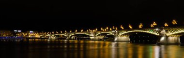 Budapeşte, Macaristan 'daki Margit köprüsü, Tuna nehri ile geceleyin. 