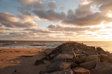 Cape Cod Kanalı 'nın körfez tarafındaki Scusset Light' a giden iskelenin geniş açılı görüntüsü..