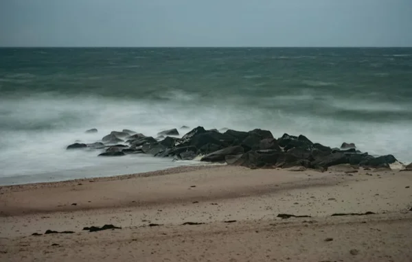 ビーチでの波の長い露出 — ストック写真