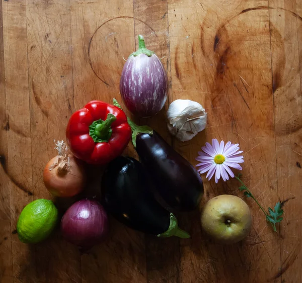 Свежие фрукты и овощи в треугольнике — стоковое фото