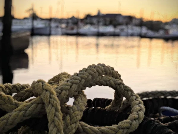 在日出的码头上的绳子 — 图库照片