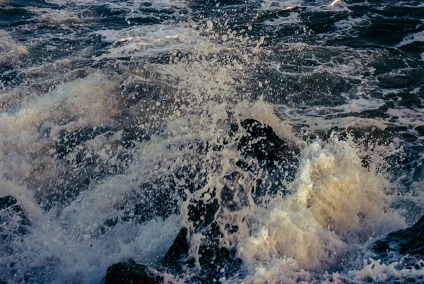 Crashing Waves Against Rocky Jetty at Dawn — Stock Photo, Image