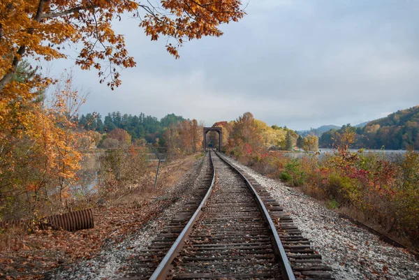 Connecticut Nehri üzerinde demiryolu rayları Eski bir Demir Köprü ile — Stok fotoğraf