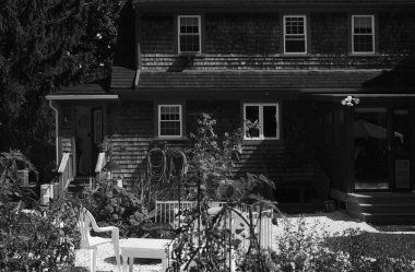 Cape Cod House 'un arka bahçesinden Siyah ve Beyaz