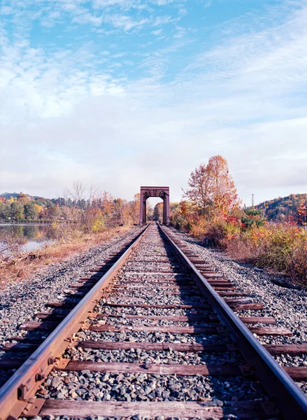 Connecticut Nehri 'ndeki demiryolu köprüsünün etrafındaki yapraklar dökülüyor. — Stok fotoğraf