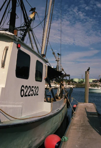 Лодка рыбаков на пристани с частичным облачным небом — стоковое фото