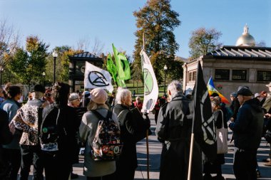 Yok Olma İsyanı Protestocuları Boston Ortak Alanında Bayraklar Tutuyorlar