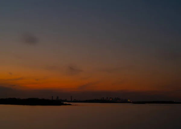 Boston Skyline ao pôr do sol com um céu azul e laranja colorido — Fotografia de Stock