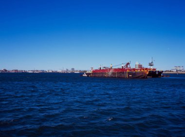 Boston Limanında Büyük bir Turna Gemisi