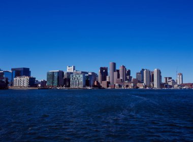 Boston Gökyüzü Açık ve Sakin Suları Olan Orta Yol